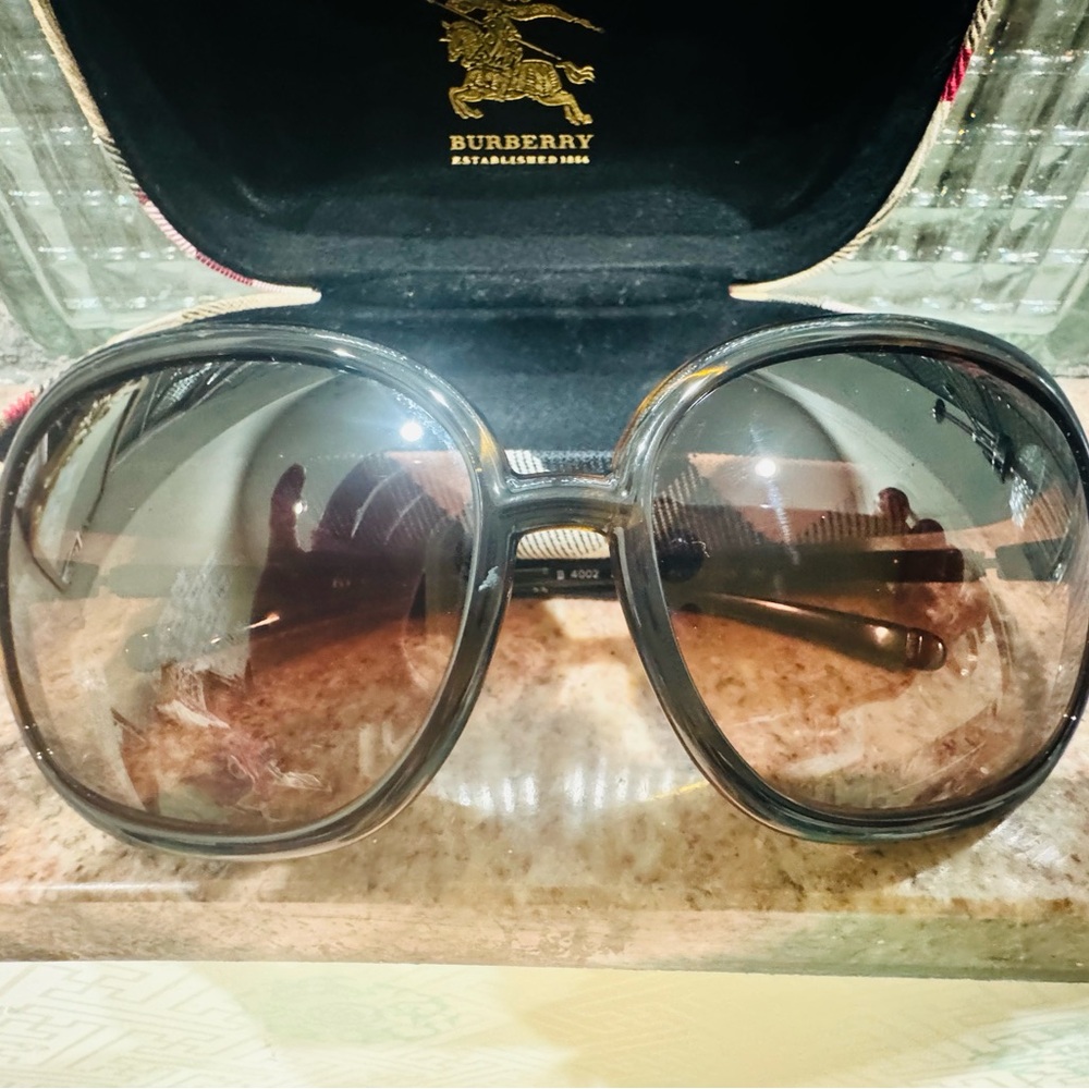 Authentic Burberry Tortoise Shell Sunglasses - Picture 3 of 7